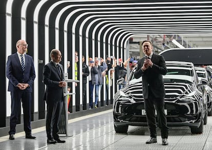 El canciller alemán Olaf Scholz y el consejero delegado de Tesla, Elon Musk, en la ceremonia de inauguración de la gigafactoría de Gruenheide.