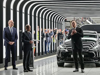 El canciller alemán Olaf Scholz y el consejero delegado de Tesla, Elon Musk, en la ceremonia de inauguración de la gigafactoría de Gruenheide.