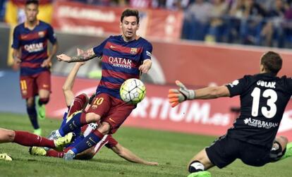 Messi pica el bal&oacute;n para hacer el segundo del Bar&ccedil;a.
 