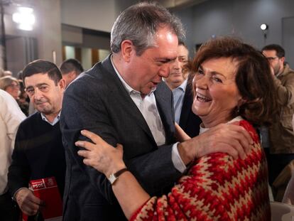 El secretario general del PSOE-A, Juan Espadas, conversa con la diputada Carmen Calvo en el comité director de su formación, celebrado en Sevilla.