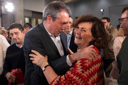 El secretario general del PSOE-A, Juan Espadas, conversa con la diputada Carmen Calvo en el comité director de su formación, celebrado en Sevilla.