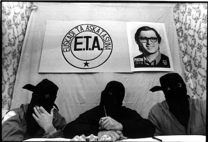 Miembros de ETA Político-Militar, tras anunciar en rueda de prensa una tregua en 1982.