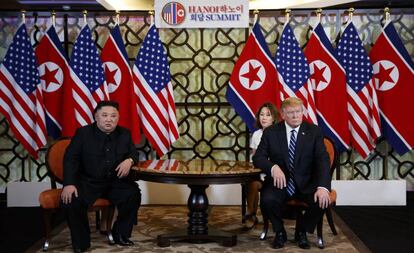 El líder norcoreano Kim Jong-un y el presidente de los EE UU, Donald Trump, durante una reunión en el marco de la cumbre bilateral de Hanói (Vietnam), el 28 de febrero. El encuentro entre ambos líderes concluyó antes de lo previsto sin alcanzar ningún acuerdo.