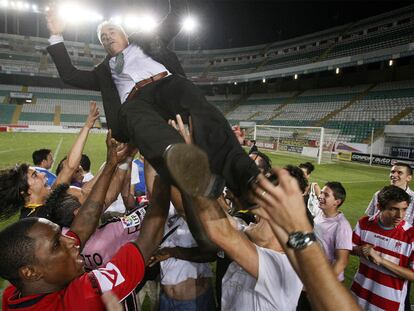 Los jugadores del Granada mantean a su entrenador, Fabri González, tras consumarse el ascenso.