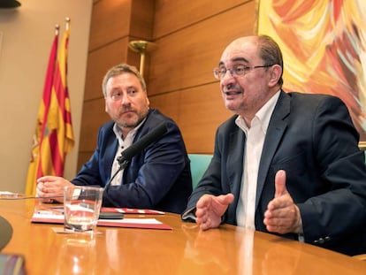 El secretario general del PSOE Aragón, Javier Lambán, y el presidente de Chunta Aragonesista, José Luis Soroada.