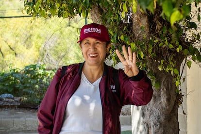 Irma Andazola durante un recorrido de campaña