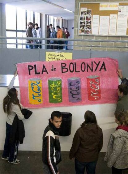 Cartel anti-Bolonia en el IES Fabra de Alella (Barcelona).