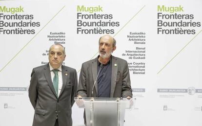 El arquitecto Pedro Astigarraga y el consejero de Vivienda Iñaki Arriola (izquierda), en la presentación de la bienal Mugak.