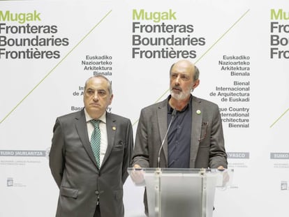 El arquitecto Pedro Astigarraga y el consejero de Vivienda Iñaki Arriola (izquierda), en la presentación de la bienal Mugak.