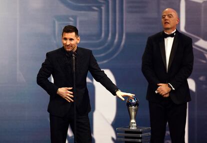 Leo Messi con el premio al mejor jugador, en presencia de Gianni Infantino.