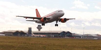 Un avión de Easyjet en el aeropuerto madrileño de Barajas.