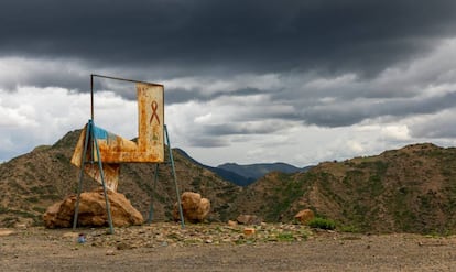 Un viejo y desvencijado cartel sobre prevención de VIH en una carretera de Asmara, en Eritrea, en agosto de 2019.