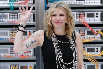 Courtney Love, su mujer

“Lo volvería a matar por lo que nos hizo; trató de suicidarse tres veces antes de conseguirlo. Tuvo al menos cinco comas. Yo era su jodido servicio de emergencias; siempre estaba provista de medicamentos para reanimarle cuando se pasaba con las drogas”. Vanity Fair, 2011.