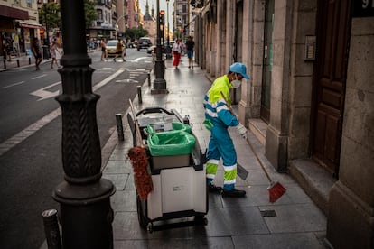 Un trabajador de la limpieza en el centro de Madrid.