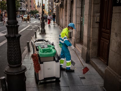 Un trabajador de la limpieza en el centro de Madrid.