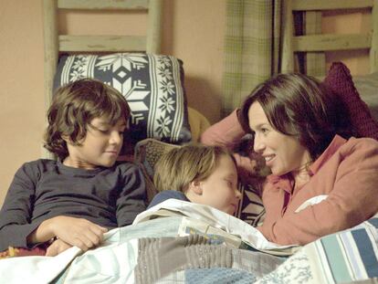Marco, Lucas y su madre, interpretada por la actriz Ariadna Gil.