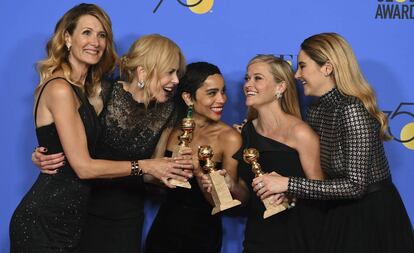 Las actrices Laura Dern, Nicole Kidman, Zoe Kravitz, Reese Witherspoon y Shailene Woodley, vestidas de negro, en los Globos de Oro de 2018.