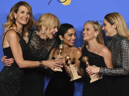 Las actrices Laura Dern, Nicole Kidman, Zoe Kravitz, Reese Witherspoon y Shailene Woodley, vestidas de negro, en los Globos de Oro de 2018.