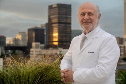 Pedro Jaén en la terraza de su despacho, en una de sus clínicas, desde la que se ve el 'skyline' madrileño.