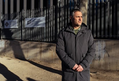 Jose Luis Cejudo, Secretario General del Sindicato de maquinistas de Metro de Madrid, afuera de la oficina del metro en enero de 2025. 