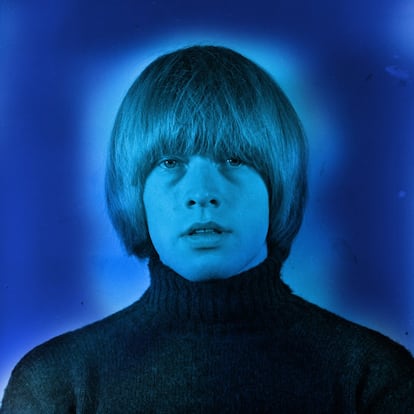 Fotografía tomada en 1965 para el visado estadounidense de Brian Jones, incluida en azul en la exposición 'Off the Hook'.