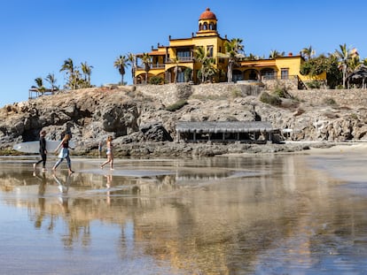 Surfistas caminan en la playa de Los Cerritos, en Todos Santos; Baja California Sur, en febrero de 2021.