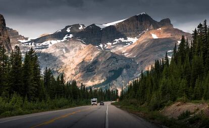 Paisaje de montañas en la carretera Icefield Parkway, en Canada.