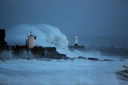 Una ola gigante rompe en el faro de Porthcawl, al sur de Gales, Reino Unido, donde se han registrado vientos de más de 180 kilómetros por hora. Las autoridades británicas mantienen alertas de inundaciones en el sur de Inglaterra, a causa del fuerte temporal que afecta al país desde hace semanas.