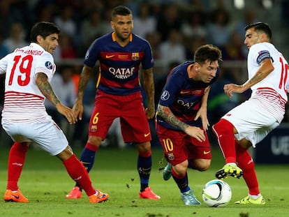 Messi disputa bola na final da Supercopa da Europa.