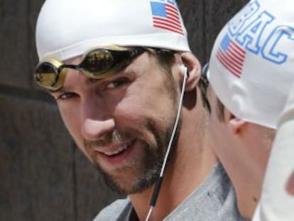 Michael Phelps escuchando música antes de competir en Arizona.