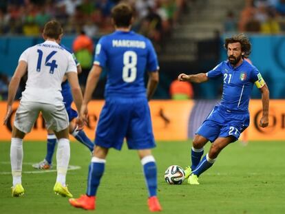 Pirlo se dispone a pasar ante Henderson y Marchisio.