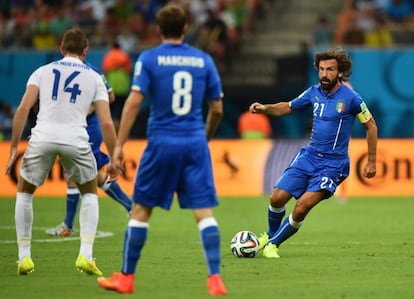 Pirlo se dispone a pasar ante Henderson y Marchisio.