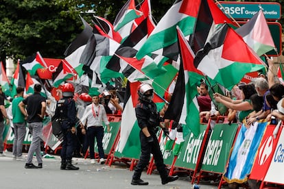 La iniciativa Gernika Palestina durante la Vuelta ciclista en Bilbao, este miércoles.