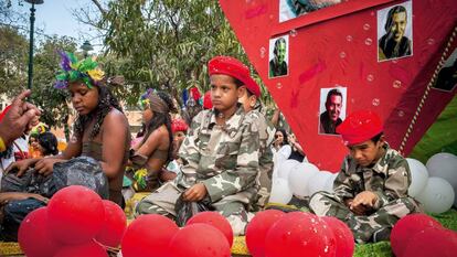 Meninos fantasiados no Carnaval de 2014, um ano depois da morte de Chávez.