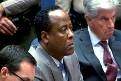 Conrad Murray escucha la lectura del veredicto que le declara culpable del homicidio involuntario de Michael Jackson.