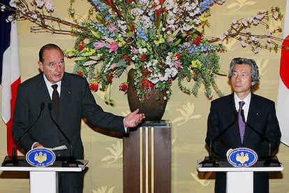 Jacques Chirac y Junichiro Koizumi, durante una rueda de prensa, ayer en Tokio.