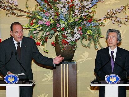 Jacques Chirac y Junichiro Koizumi, durante una rueda de prensa, ayer en Tokio.