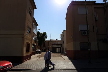 Dos vecinos cruzan una de las calles de acceso a la Colonia Experimental. Los retrasos en el acondicionamiento de la estructura son evidentes. La humedad ha producido varias grietas en los edificios y las calles que los rodean están sin asfaltar.