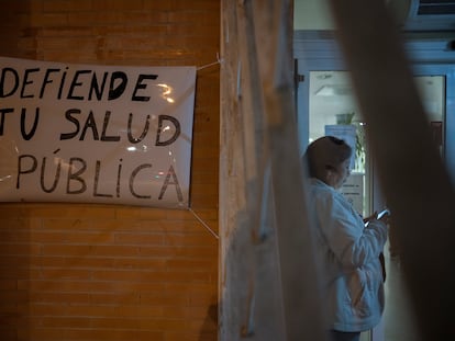 Cartel en defensa de la sanidad pública en las urgencias de Perales del Río, en la localidad madrileña de Getafe.