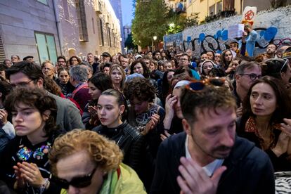 La protesta contra el cese de José Luis Pérez Pont ha reunido a varios centenares de personas este martes por la tarde a las puertas del Centre del Carme. 