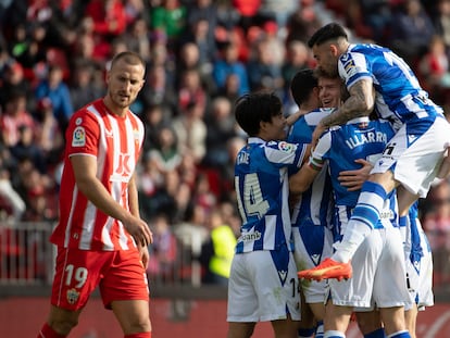 Los jugadores de la Real Sociedad celebran el segundo gol del partido, obra de Sorloth.