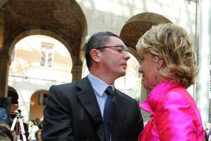 Esperanza Aguirre y Alberto Ruiz-Gallardón, en la fiesta de la Comunidad de Madrid.