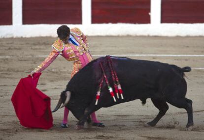 José Tomás, durante su faena al primer toro en la feria de Linares.