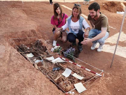 Lucía Rodrigo, nieta de Alberto Rodrigo, entre su hija Vanesa y su sobrino David, ante una de las fosas donde creen que está su antepasado. Su abuelo y bisabuelo, respectivamente, era sastre y murió con 32 años y dos hijos. También era concejal del cercano municipio de Berlanga y tesorero de la asociación Unión Republicana.