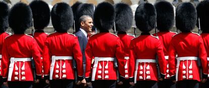 El presidente Obama pasa revista a la guardia de honor durante la ceremonia de bienvenida a Buckingham Palace.