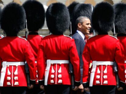 El presidente Obama pasa revista a la guardia de honor durante la ceremonia de bienvenida a Buckingham Palace.