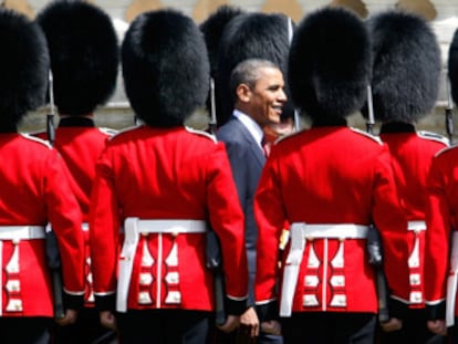 El presidente Obama pasa revista a la guardia de honor durante la ceremonia de bienvenida a Buckingham Palace.