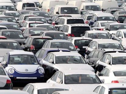 Coches aparcados en una campa para distribuci&oacute;n en Reino Unido