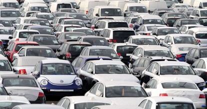 Coches aparcados en una campa para distribución en Reino Unido
