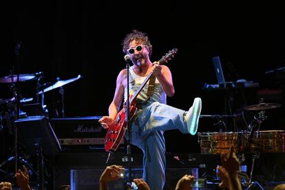 Fito Páez toca la guitarra durante el show brindado en Konex.
